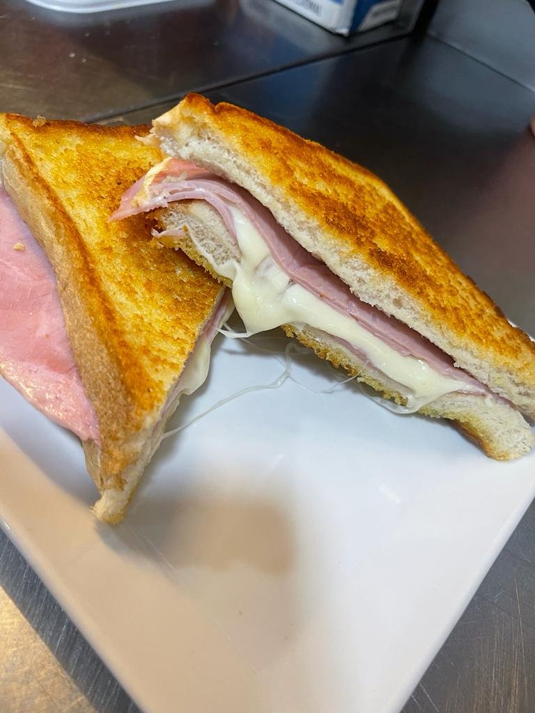 bocadillo mixto de jamón y queso