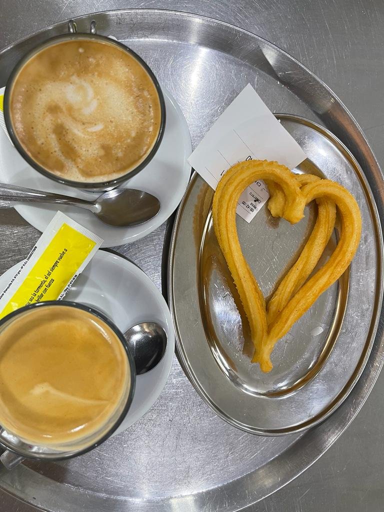 Churros en forma de corazones con dos cafés